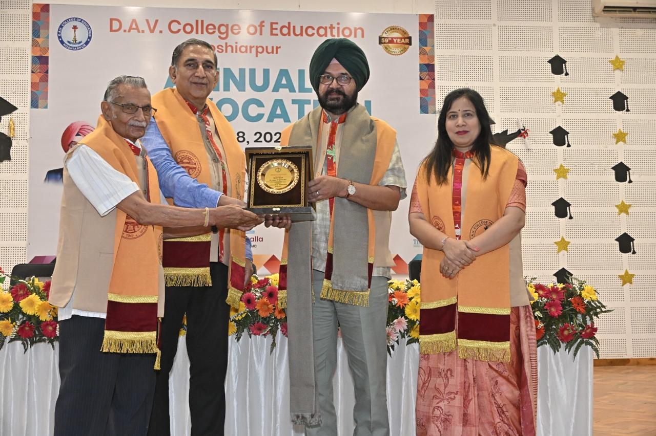 274 students of DAV B.Ed. College, Hoshiarpur were honoured with degrees